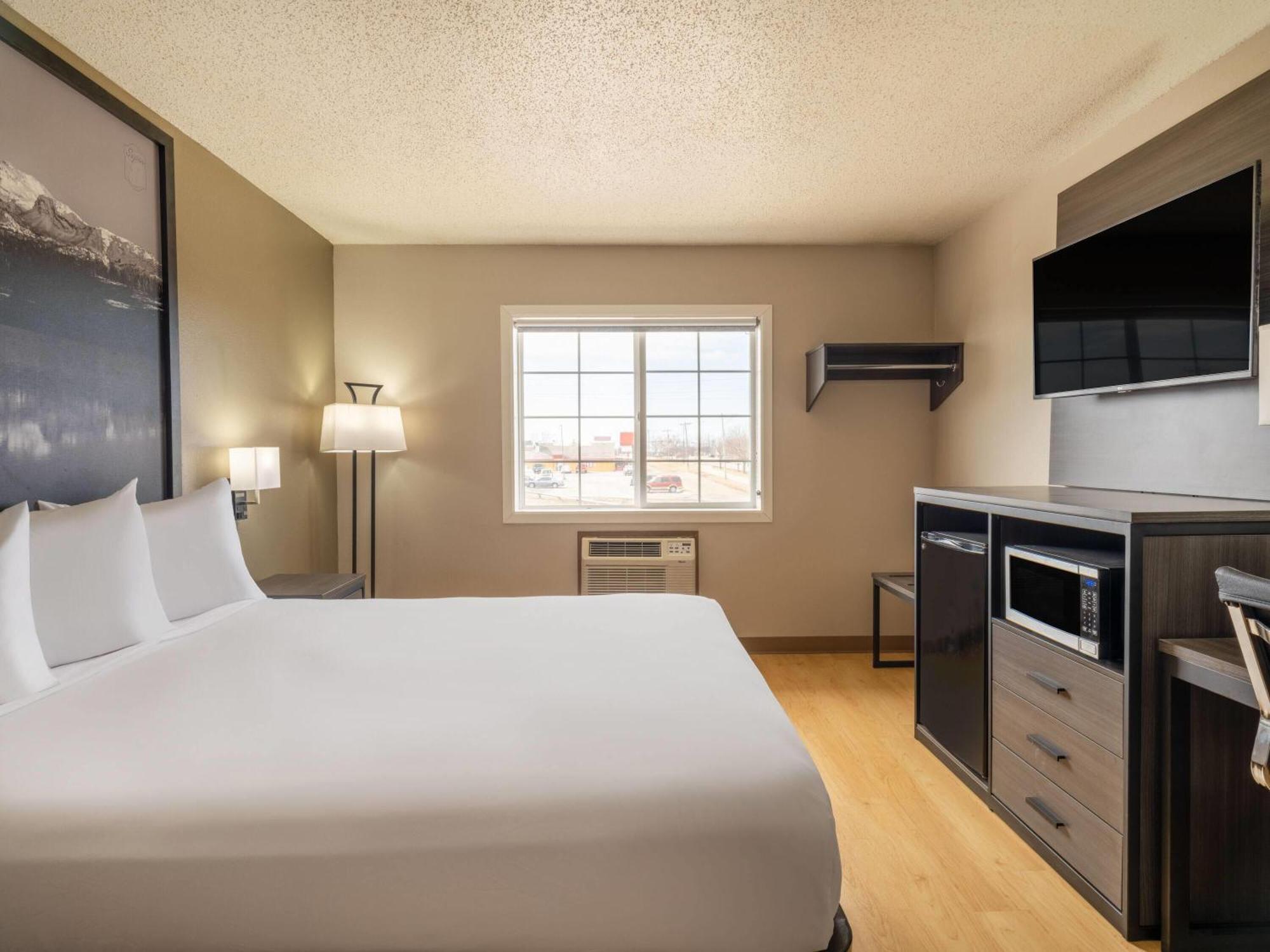 Super 8 By Wyndham Clinton Hotel Exterior photo